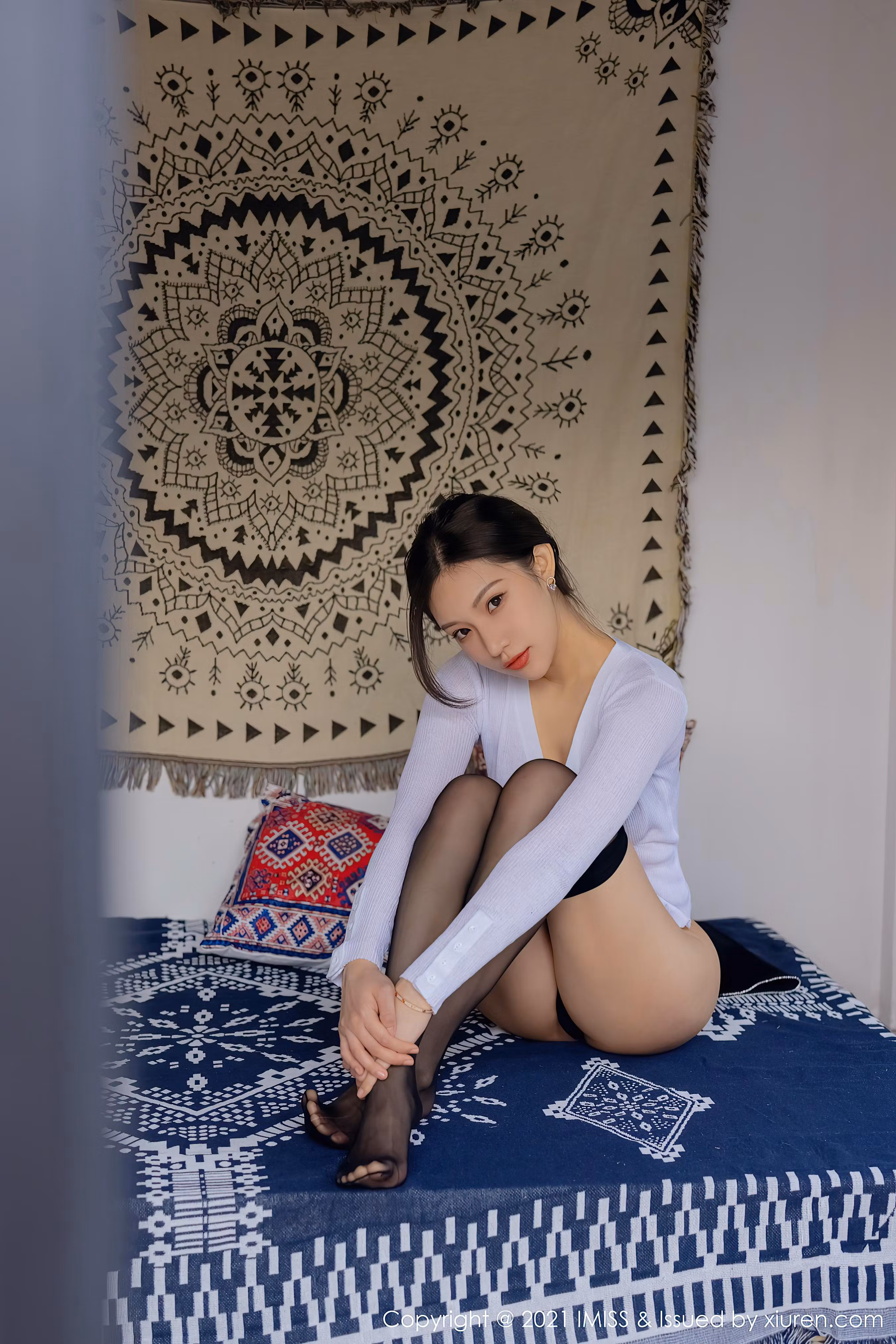 小狐狸Kathryn黑色包臀裙搭配红底高跟鞋姿态